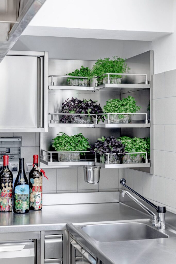 arredo inox professionale 10_Euroinox-Quisisana_6-scaled Maßgefertigte Edelstahlmöbel svg+xml;charset=utf