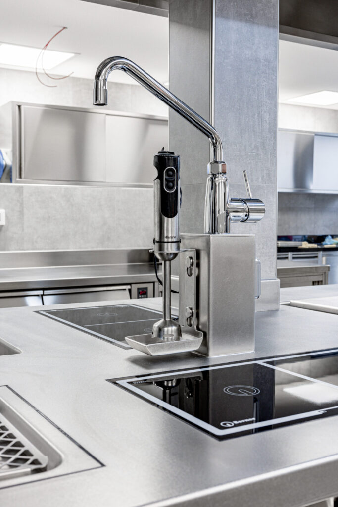 arredo inox professionale 3Q5A5585-HDR Maßgefertigte Edelstahlmöbel svg+xml;charset=utf