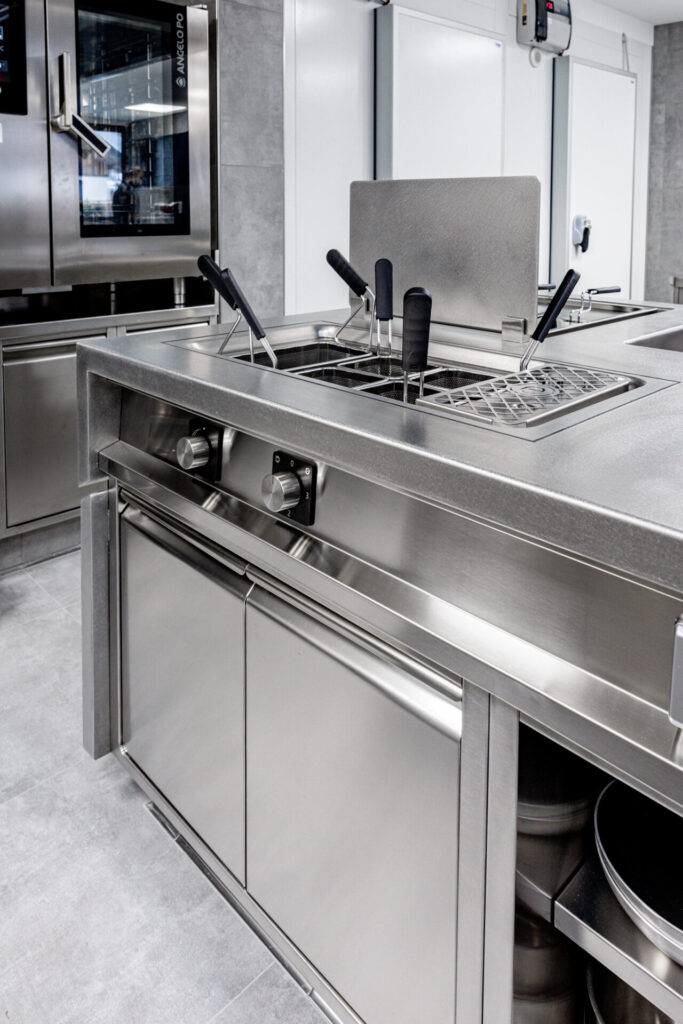 arredo inox professionale 3Q5A5601-HDR Maßgefertigte Edelstahlmöbel svg+xml;charset=utf