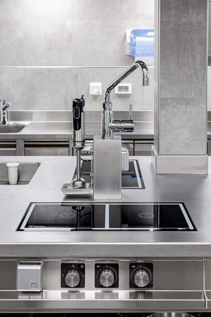 arredo inox professionale 3Q5A5677-HDR Maßgefertigte Edelstahlmöbel svg+xml;charset=utf