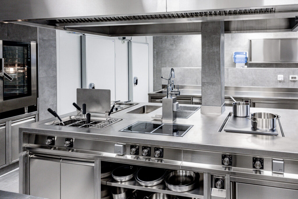 arredo inox professionale 3Q5A5749-HDR Maßgefertigte Edelstahlmöbel svg+xml;charset=utf