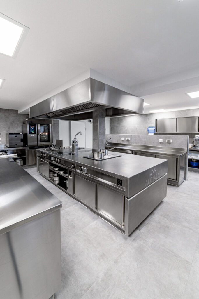 arredo inox professionale 3Q5A6041-HDR Maßgefertigte Edelstahlmöbel svg+xml;charset=utf
