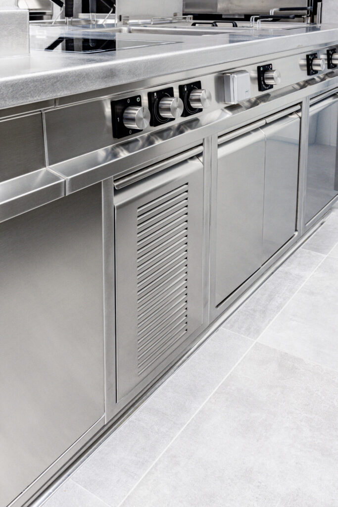 arredo inox professionale 3Q5A6121-HDR Maßgefertigte Edelstahlmöbel svg+xml;charset=utf