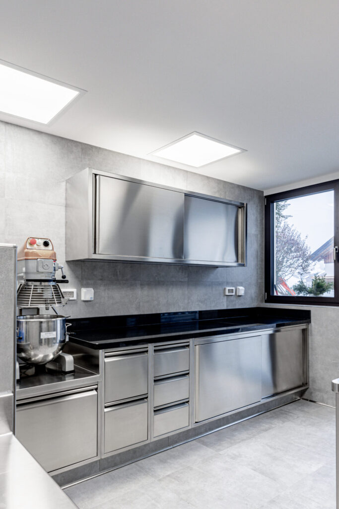 arredo inox professionale 3Q5A6145-HDR Maßgefertigte Edelstahlmöbel svg+xml;charset=utf