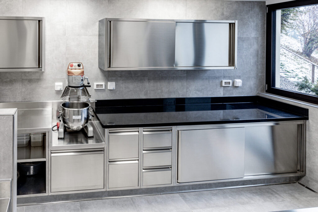 arredo inox professionale 3Q5A6193-HDR Maßgefertigte Edelstahlmöbel svg+xml;charset=utf