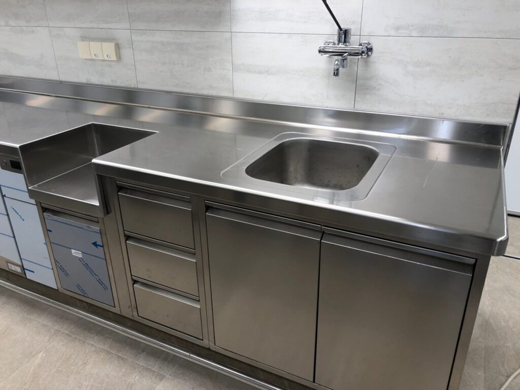 arredo inox professionale IMG_2109 Maßgefertigte Edelstahlmöbel svg+xml;charset=utf