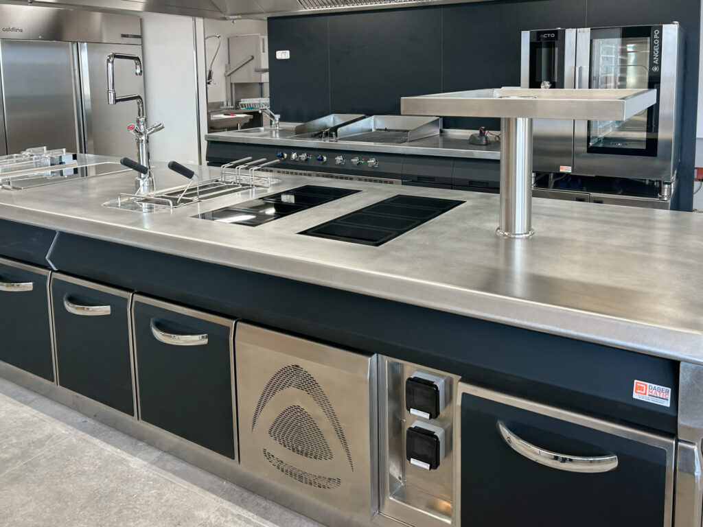 IMG_7561 Grandi cucine professionali svg+xml;charset=utf